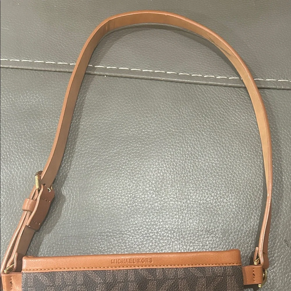 Michael Kors Signature Jet Set Logo Belt Bag - Picture 9 of 10